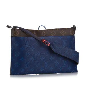 Louis Vuitton Monogram Pacific Outdoor Pouch (SHG-1lMqra)
